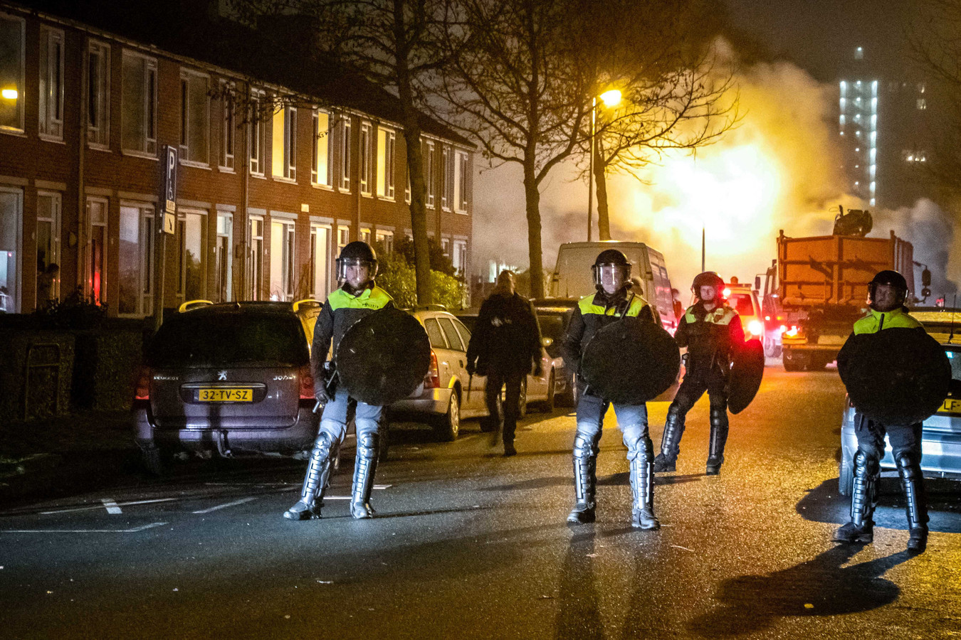 Rellende jongeren vallen agenten aan in Drenthe ‘Het leek wel oorlog