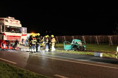 Dode en zwaargewonde bij botsing auto en vrachtwagen op N320 in Ingen