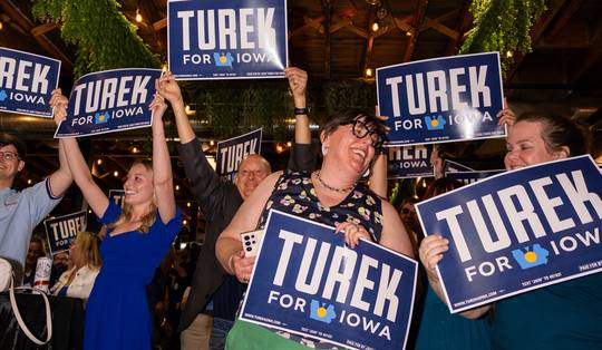 Peilingen zetten Democraten op winst. Is een blauwe tsunami in de maak? ‘Trumps achterban begint te morren’
