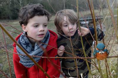 Otto (5) en Roemer (7) geven vastgevroren ijsvogeltje weer de vrijheid
