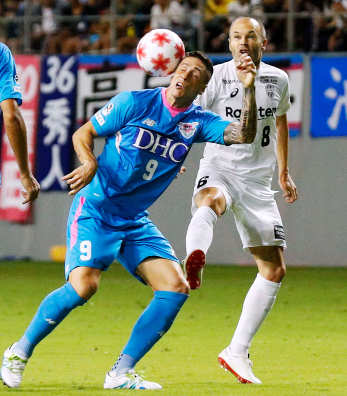 Fernando Torres in duel met Andrés Iniesta.