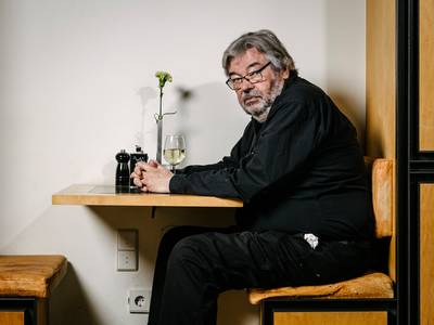 Maarten van Rossem wordt 75 jaar. Dit zeggen mensen in zijn omgeving over de ‘Alwetende Professor’