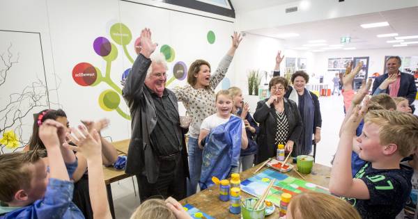Rossumse kinderen krijgen kunstles van jarige Ton Schulten