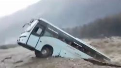 Toeristenbus verdwijnt in kolkende rivier