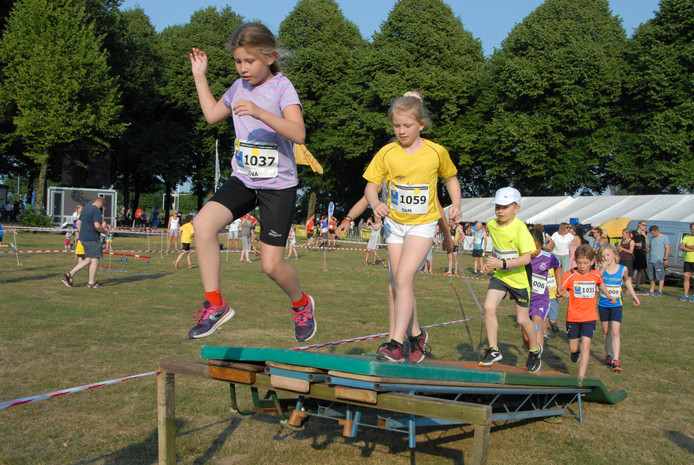 De hindernissen vormden een extra dimensie bij de funrun voor de kids.