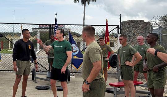 Hegseth bezoekt Guantanamo Bay: ‘Gevangenen hadden allang geëxecuteerd moeten worden’