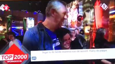 Patricia uit Lobith zegt ‘ja’ in het Top 2000-café: ‘Toen ging hij op de knieën’