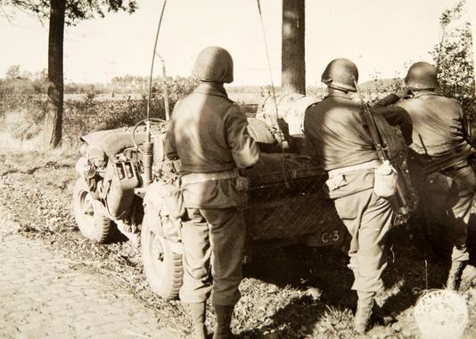 Jeeps van de Timberwolves op de Ettenseweg in Rijsbergen tijdens de bevrijding 75 jaar geleden