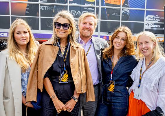 Een stralende en ultra hippe Máxima was een van de 10 (!) Oranjes bij de Formule 1 in Zandvoort