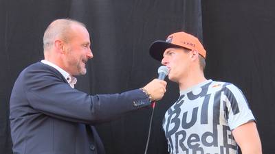 Fans onthalen Max Verstappen met gejoel en selfies