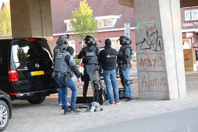 Arrestatieteam valt gebouw op Strijp S binnen, twee personen geblinddoekt afgevoerd