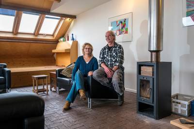 Han en Saskia wonen in een oude steenfabriek: 'We werden voor gek verklaard'