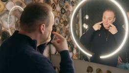 "Botox-vrij hé", Frans Bauer toont zijn schoonheidsproducten