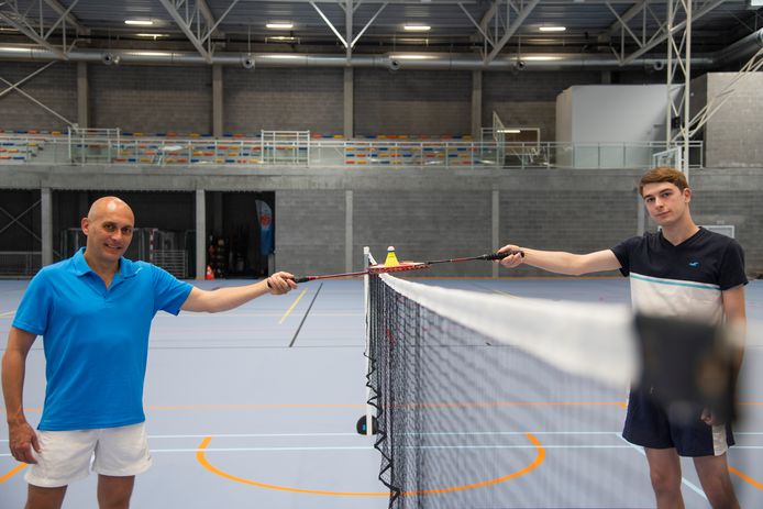 Schepen van Sport Francis De Donder (Leefbaarder Zele) en Mathieu Gosset, de initiatiefnemer van Badmintonclub Zele op één van de badmintonterreinen in sporthal De Klodde.