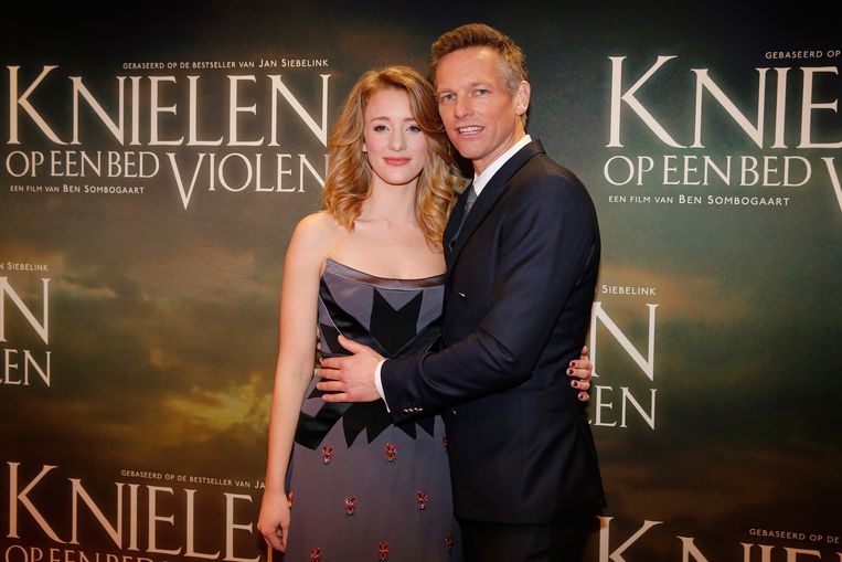 gouden film voor knielen op een bed violen het parool