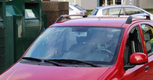 Ramen van auto gesprongen bij botsing met snorscooter in Heeswijk-Dinther.