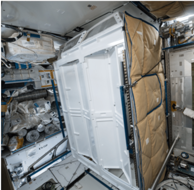 Het toilet in het internationaal ruimtestation, met hokjes zoals op Aarde.