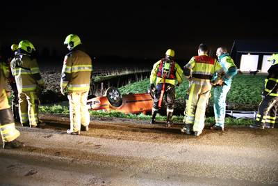 Auto met aanhanger belandt op de kop in sloot in Ophemert