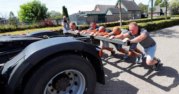 Truck duwen in Hulsel blijkt niet alleen voor truckers
