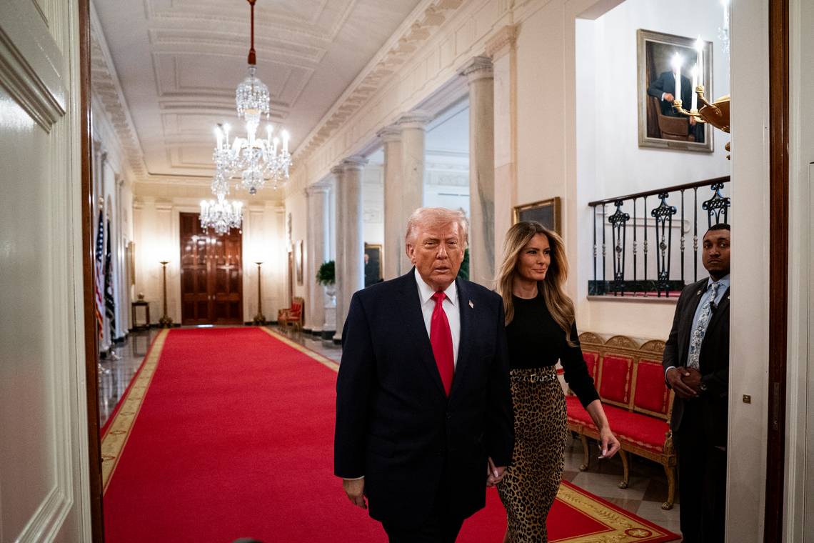 ‘Iedereen kan in het geheim enorme sommen geld rechtstreeks in de zakken van de president steken’: hoe Trump en zijn familie zichzelf verrijken