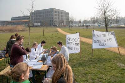 Studenten protesteren tegen gebrek aan voorzieningen op universiteit in Wageningen