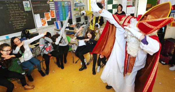 Alleen Op School Mag Sinterklaas Nog Binnen Met Zijn Knecht Oss E O Bd Nl