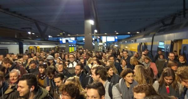 'Veevervoer' in overvolle NS-treinen baart reizigers zorgen - AD.nl