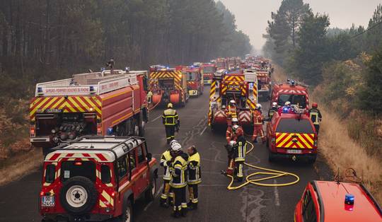 Brand ten zuidwesten van Bordeaux deels tot staan gebracht • Dodelijk slachtoffer bij bosbrand in oosten van Spanje