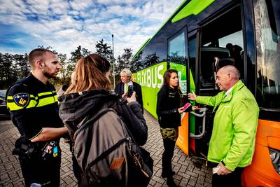 De grens over met een pasje van de bieb? Foute boel