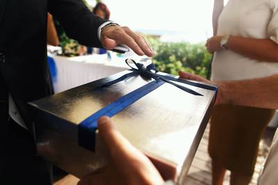 Man geeft collega bom cadeau voor huwelijksfeest na mislopen functie