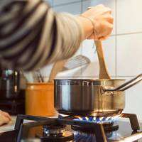 Met dít broodbeleg verwijder je etensluchtjes na het koken