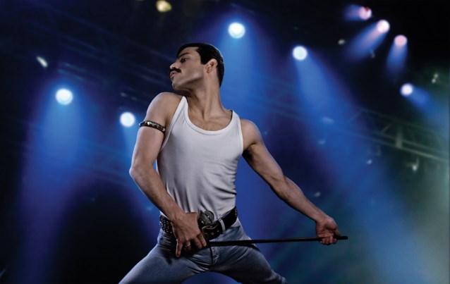 Rami Malek als Freddie Mercury op het podium zingend 