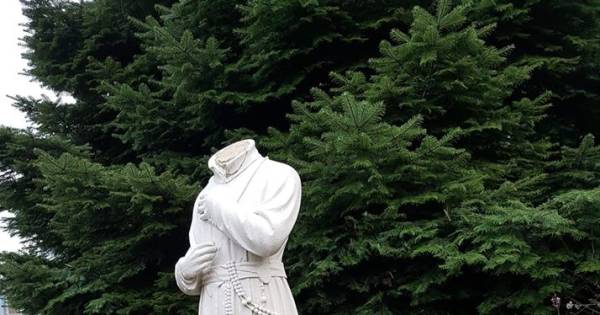 Beeld van de heilige Gerardus in Zeddam onthoofd