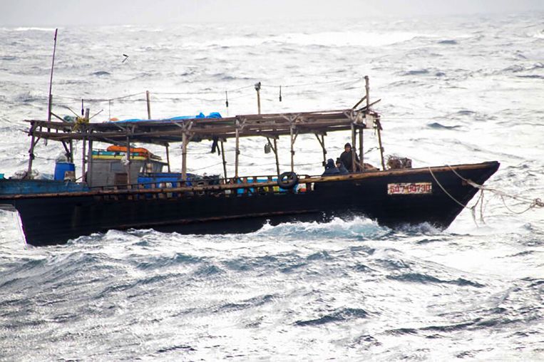 Niet alleen lijken op de boten, want soms worden ook levende opvarenden gered. Tien Noord-Koreanen konden eind november worden gered toen hun bootje op drift sloeg.