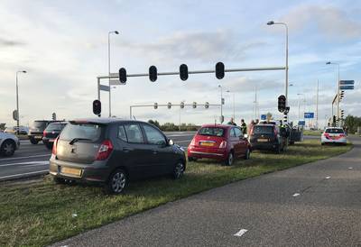Vier auto botsen op elkaar voor verkeerslichten in Ede