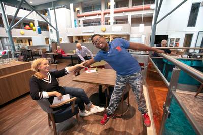 Mik (10) woont in een bejaardenhuis: ‘Ze willen me allemaal in de wang knijpen’