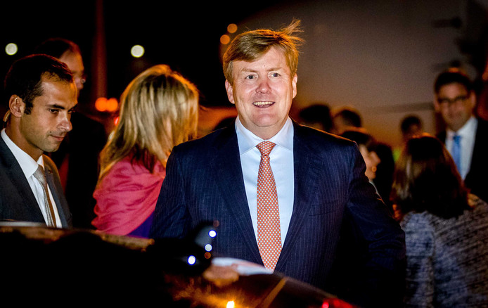 Koning Willem-Alexander arriveert samen met koningin Maxima op vliegveld Figo Maduro.