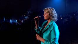 Barbara Dex zet 'Dat Komt Door Jou' naar haar hand. En hoe!