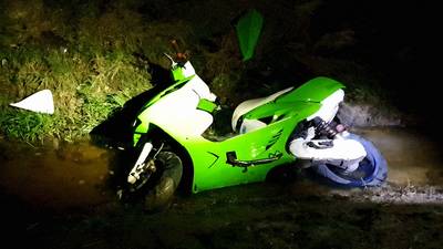 Brommerrijder belandt in sloot langs de weg in Wageningen