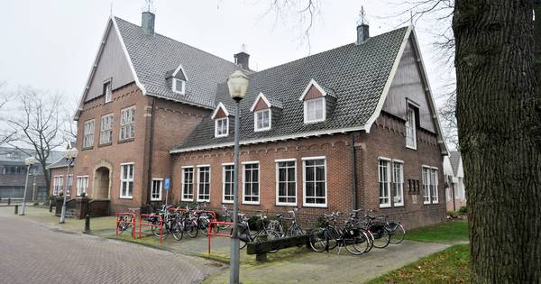 Plan voor gemeentehuis Weerselo van de baan