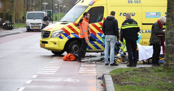 Fietser gewond afgevoerd na aanrijding in Woerden.