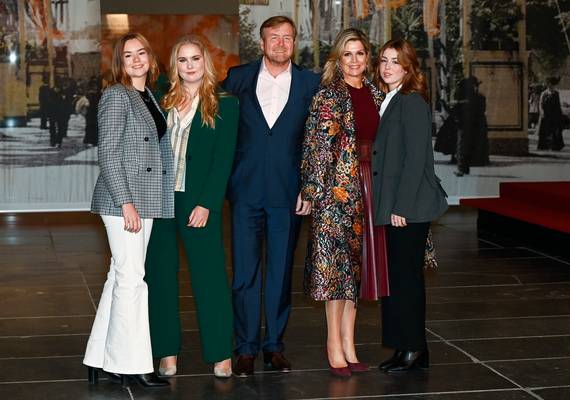 De Oranjes (inclusief Amalia) poseren bij de Juliana-tentoonstelling in de Nieuwe Kerk