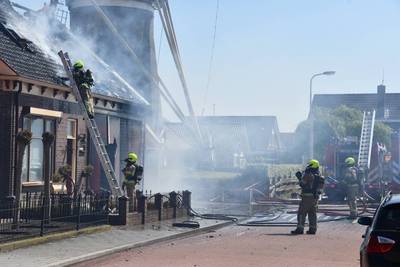 Uitslaande brand in schuur Oosterland; één bewoner met brandwonden naar het ziekenhuis