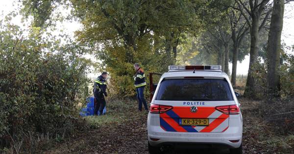 Blauwe vaten langs zandpad blijken geen drugsafval, maar water voor de beestjes