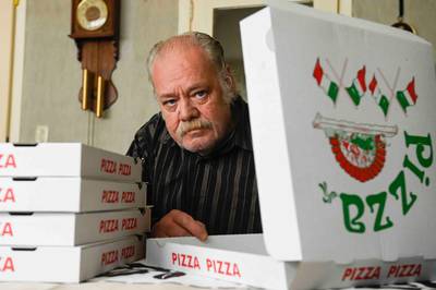 Jean (65) werd 9 jaar lang bestookt met pizza’s, nu lijkt raadsel eindelijk opgelost: “Politie heeft een verdachte, maar daar geloof ik niks van”