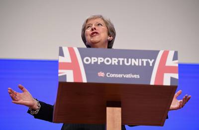 May als houterige 'Dancing Queen' vastberaden richting 'haar' brexit