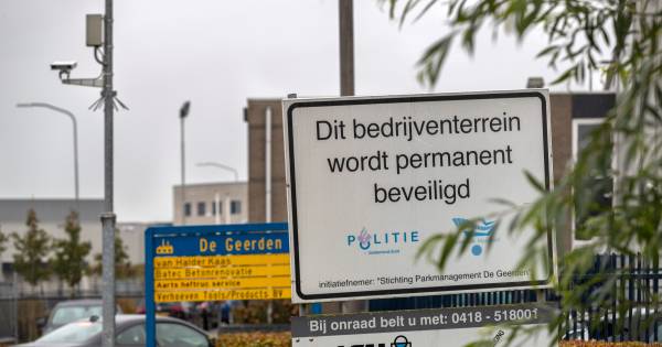 ‘Grote aantallen’ arbeidsmigranten wonen illegaal op bedrijventerrein Velddriel; gemeente ontruimt p