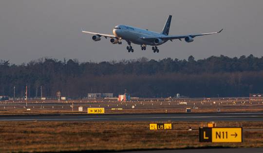 Regering geeft groen licht voor meerdere evacuatie­routes: eerste militair toestel vertrekt morgen uit Egypte