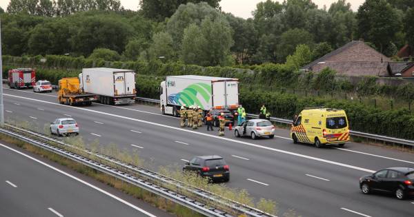 Flessen lachgas gevonden na ongeluk op A2 bij Liempde, gevluchte bestuurder die op vrachtwagen reed is aangehouden.