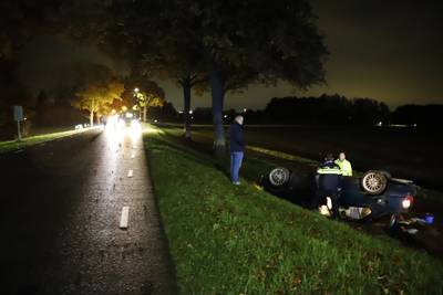 Auto op de kop in de berm na botsing in Escharen